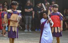 FOTO: Semangat Anak-Anak Peringati Jumat Agung dengan Drama Penyaliban Yesus
