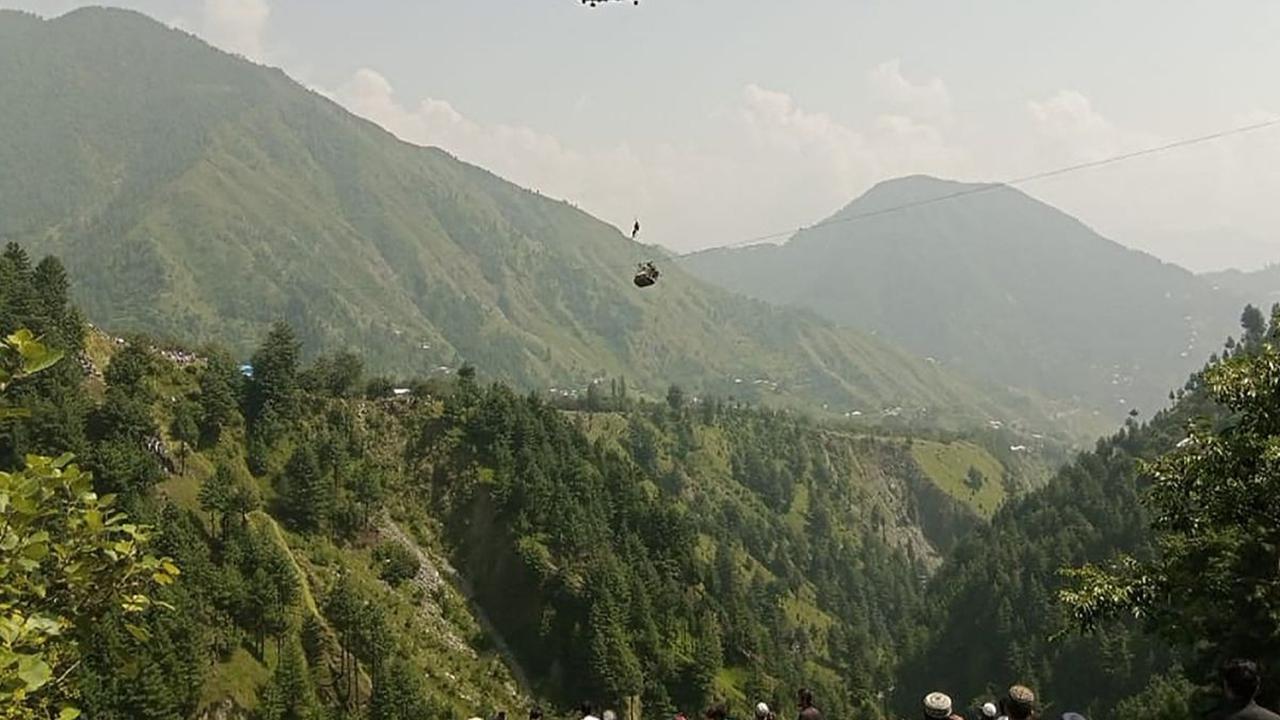 Penyelamatan dramatis dan menegangkan berlangsung ketika sebuah kereta gantung mengalami masalah dan terjebak di atas jurang sedalam 275 meter di desa terpencil Pashto, Khyber Pakhtunkhwa, Pakistan, pada Selasa (22/8/2023). Sebanyak enam anak, berusia an