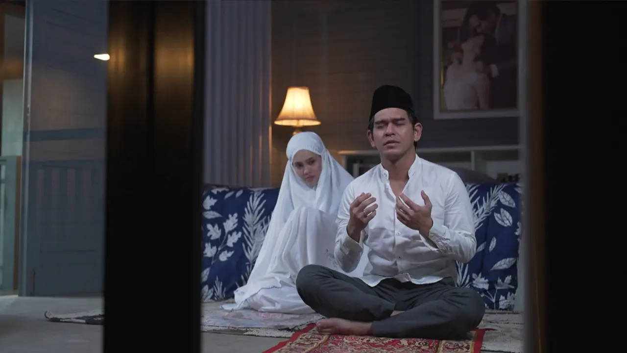 Di Antara Dua Cinta