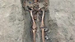 Gambar tak bertanggal memperlihatkan tulang belulang anak-anak yang ditemukan para arkeolog di Pampa La Cruz, sebuah kota pesisir Trujillo, Peru. Ditemukan sekitar 227 kerangka anak yang diduga menjadi korban ritual peradaban masa lampau tepatnya pada masa peradaban Chimu. (LUIS PUELL/ANDINA/AFP)
