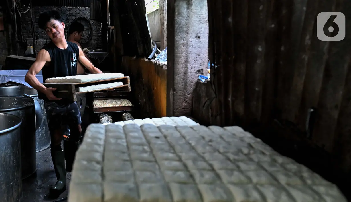 Aktivitas pekerja di salah satu sentra industri kecil pembuatan tahu di Jakarta, Selasa (29/4/2025). (Liputan6.com/Angga Yuniar)