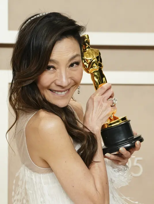 Michelle Yeoh, pemenang penghargaan Pemeran Utama Wanita Terbaik berpose di ruang pers pada Academy Awards ke-95 di Hollywood, California, Minggu (12/3/2023). Michelle Yeoh bisa mendapatkan piala bergengsi ini berkat aktingnya sebagai Evelyn Wang di Everything Everywhere All at Once. (Jordan Strauss/Invision/AP)