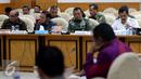 Panglima TNI Jenderal Gatot Nurmantyo menyimak Rapat Dengar Pendapat Umum dengan Panitia Khusus (Pansus) RUU Pemilu di Gedung Nusantara II, Kompleks Parlemen Senayan, Jakarta Pusat, Selasa (13/12). (Liputan6.com/JohanTallo)
