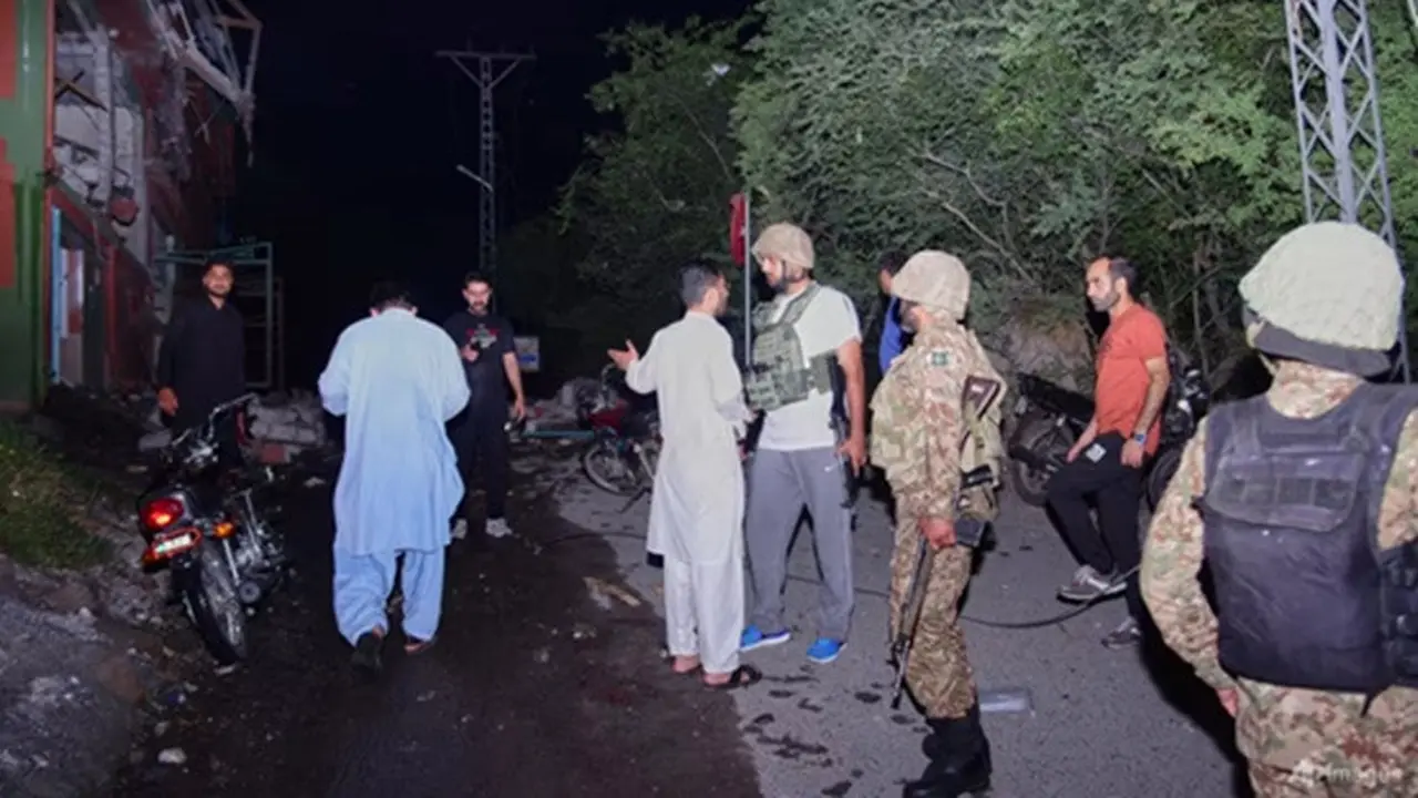 Pasukan keamanan dan media berkumpul di luar gedung yang rusak akibat serangan rudal India di dekat Muzaffarabad, ibu kota Kashmir yang dikuasai Pakistan, Rabu (7/5/2025).