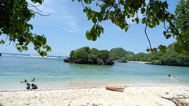 Pantai Tiga Warna