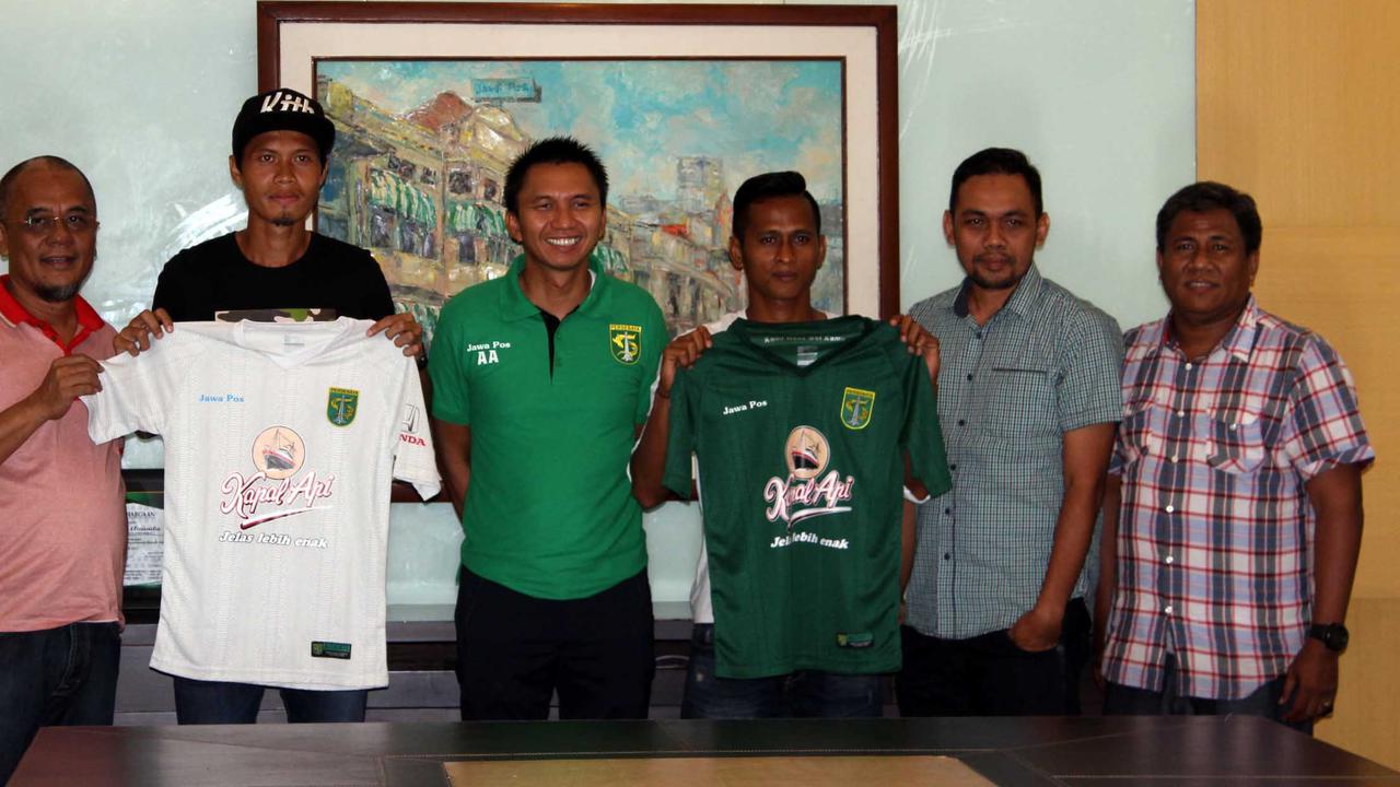 Striker baru Persebaya Surabaya Rishadi Fauzi (dua dari kiri) (Liputan6.com / Dimas Angga Perkasa)