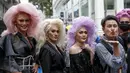 Sekelompok komunitas LGBT, pendukung gerakan pro-demokrasi berpose dengan kostum saat unjuk rasa di kawasan bisnis Ratchaprasong di Bangkok, Thailand (25/10/2020). (AP Photo/Gemunu Amarasinghe)