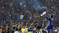 Gelandang Persib, Firman Utina rayakan juara Piala Presiden 2015 (Yoppy Renato/Liputan6.com)