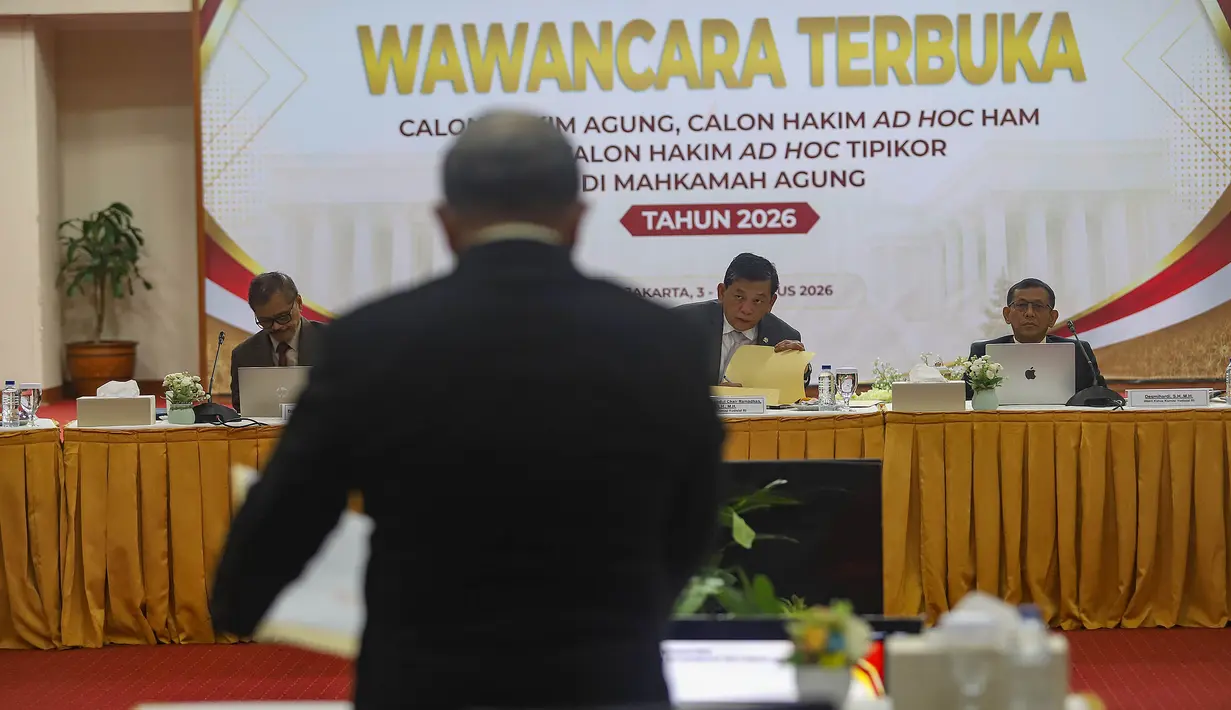 Ketua Komisi Yusial (KY) Abdul Chair Ramadhan (tengah), Wakil Ketua KY Desmihardi (kanan), Anggota KY Andi Muhammad Asrun tengah (kiri) menguji calon hakim agung saat tes wawancara terbuka di Gedung Komisi Yudisial , Jakarta, Selasa (4/8/2026). (KLY/ Arie Basuki)
