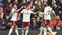 Pemain Arsenal merayakan gol yang dicetak Viktor Gyokeres dalam laga kontra Burnley di Turf Moor, Sabtu (1/11/2025) malam WIB. Arsenal menang 2-0 dalam pertandingan ini. (PETER POWELL / AFP)