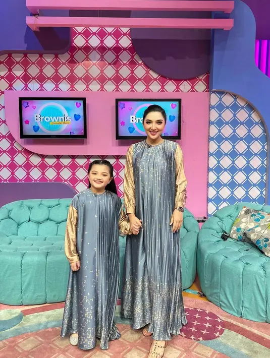 <p>Gamis berbahan silk dengan detail motif dan plisket ini sangat cantik untuk dikenakan kembaran dengan si cantik.&nbsp;(instagram/ashanty_ash)</p>