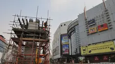 Penampakan pemasangan tiang pancang kereta cepat massal di kawasan Blok M, Jakarta, Selasa (30/6/2015). Tiang pancang ini rencananya akan terintegrasi langsung ke Blok M Plaza. (Liputan6.com/Herman Zakharia)