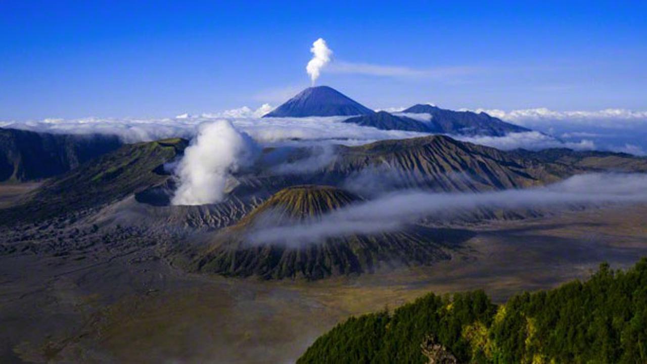 Gunung Bromo Bergemuruh, Warga Waspada