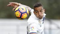 3. Danilo (Real Madrid) - Performa yang tidak memuaskan sejak dibeli dari Porto membuat Danilo tak masuk skuad Real Madrid asuhan Zidane musim depan. Juventus bersedia membayar 20 juta euro untuk memboyong Danilo ke Turin. (EPA/Juan Herrero)