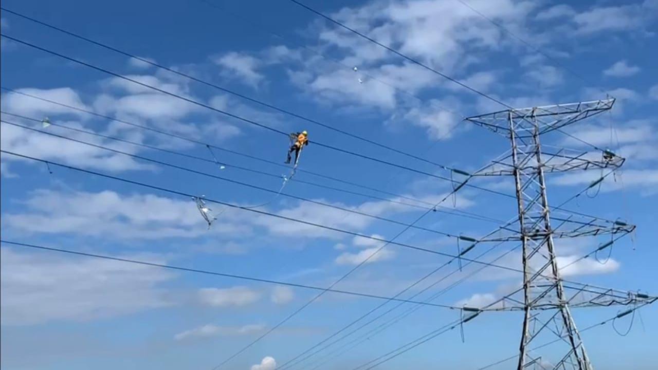 PLN mengimbau masyarakat yang berada di sekitar instalasi Saluran Udara Tegangan Tinggi untuk tidak bermain layang-layang. (Dok PLN)