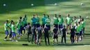 Para pemain Juventus berdiskusi dengan pelatih dan manajemen saat sesi latihan di Olympiastadion Berlin, Jerman (5/6/2015). Juventus akan menghadapi Barcelona di Final Liga Champions. (Reuters /Fabrizio Bensch)