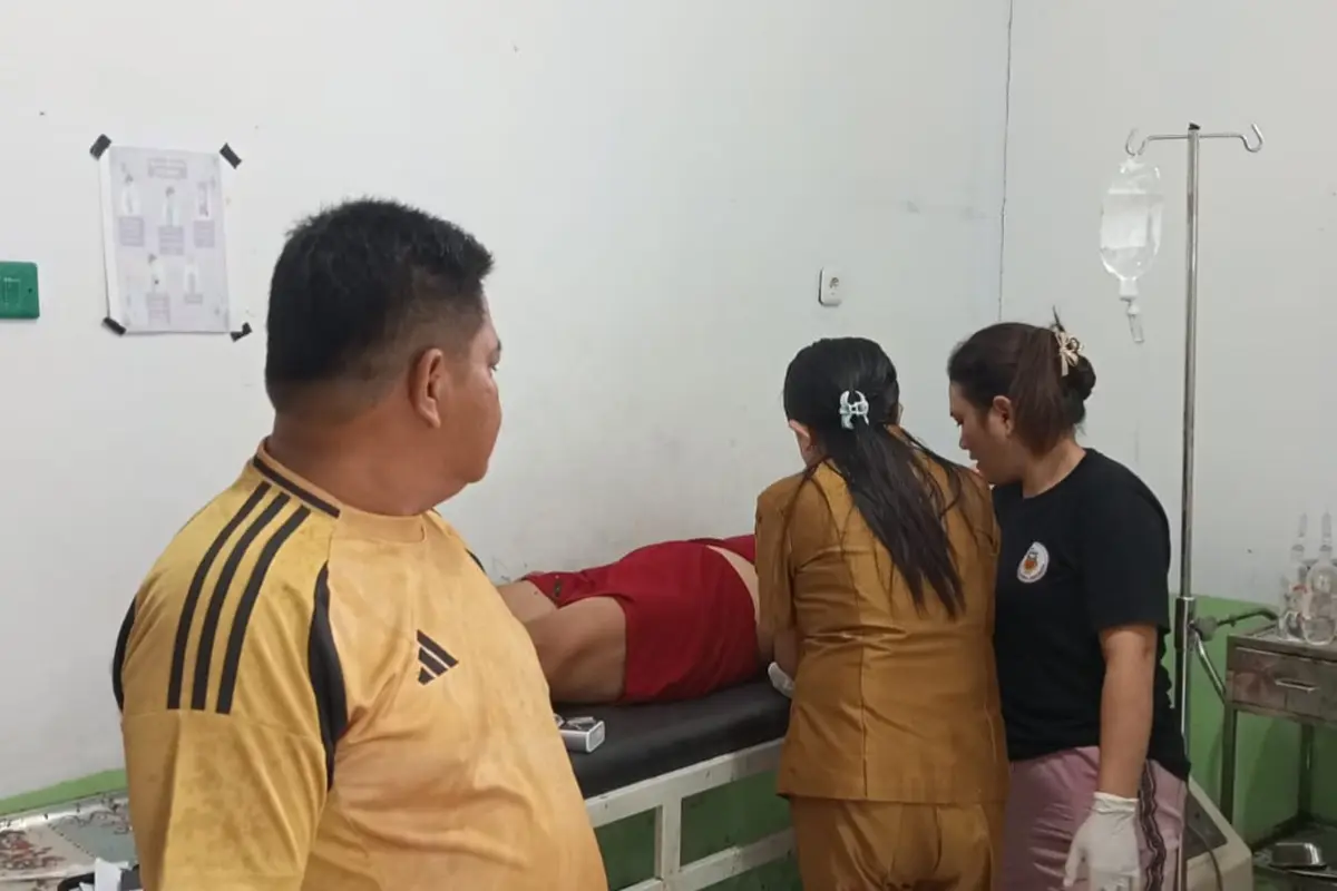 Korban gempa tidak sadarkan diri. (Liputan6.com/Yoseph Ikanubun)