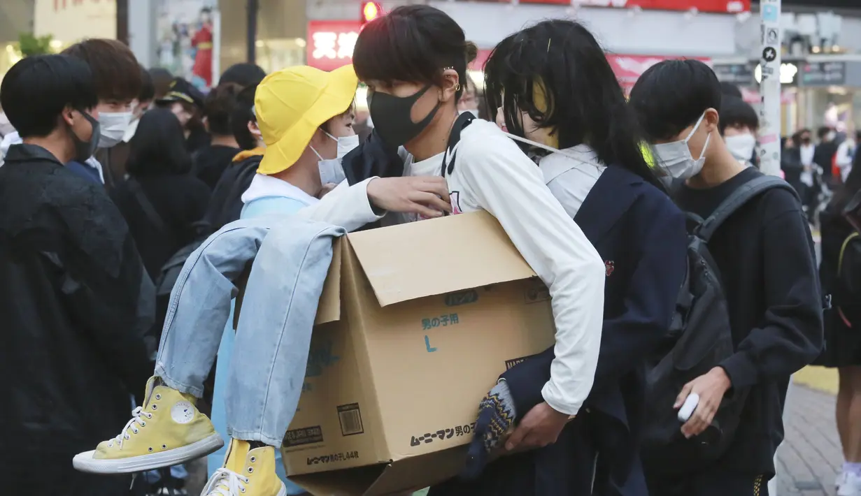 Seorang perempuan berkostum Halloween yang kreatif berjalan melalui distrik Shibuya yang populer di Tokyo, Minggu (31/10/2021). Sebanyak 500 polisi anti huru-hara Kepolisian Metropolitan Tokyo dikerahkan untuk mengamankan perayaan malam Halloween sejak 30 hingga 31 Oktober. (AP Photo/Koji Sasahara)