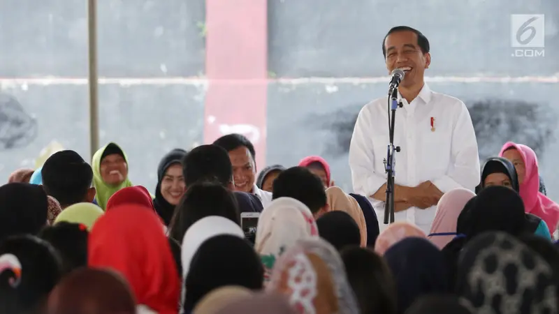 Jokowi Temui Ibu-Ibu Penerima Program Mekaar di Garut