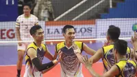 Pemain Berlian Bank Jateng Doni Haryono (kiri) dan kawan-kawan merayakan kemenangan atas Sukun-DPUPR Grobogan pada laga semifinal Livoli Divisi Utama di GOR Dimyati, Tangerang, Banten, Sabtu (19/10/2019). (foto: PBVSI)