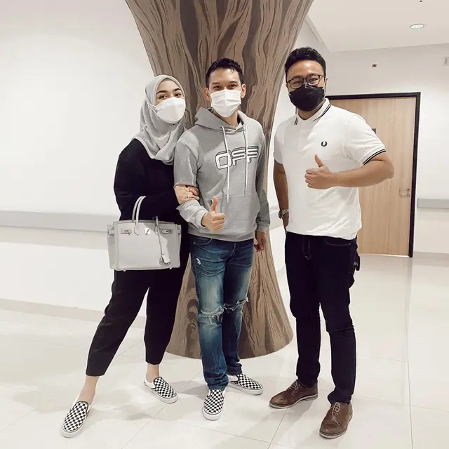 Citra Kirana mengunggah foto dirinya bersama Rezky Aditya dan dokter kandungan (https://www.instagram.com/p/CNY26P5lz_s/)
