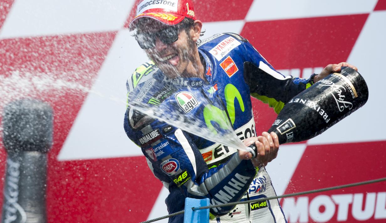 Kegembiraan Valentino Rossi di podium pemenang. (Reuters)