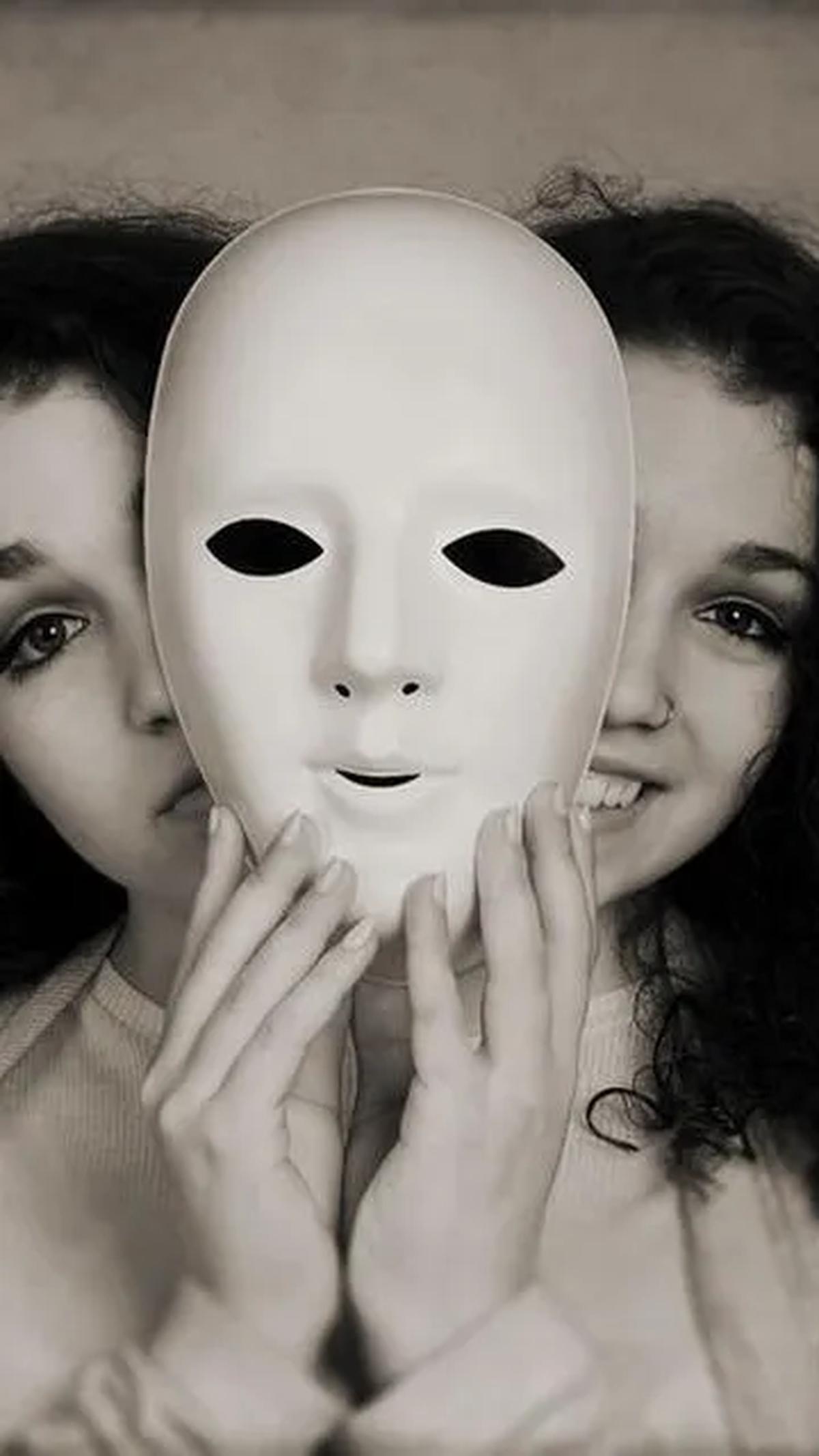Apa itu penyakit bipolar? 

Bipolar adalah kondisi kesehatan mental yang menyebabkan perubahan suasana hati secara ekstrim meliputi emosi tinggi (mania atau hipomania) dan rendah (depresi). 

Saat fase depresi, penderita akan merasa sedih atau putus a