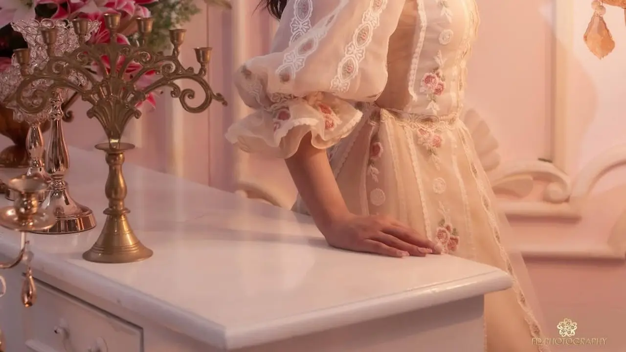 6 Potret Cantik Fuji Utami Bergaya Vintage dengan Messy Hair dan Korean Makeup Look