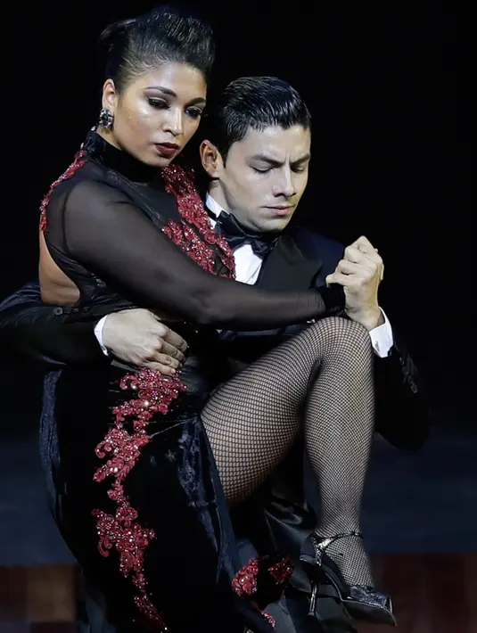 Penampilan pasangan penari tanggo Kolombia, Valentin Arias Delgado dan Diana Franco Durango dalam final World Tango Championship di Buenos Aires, Rabu, 22 Agustus 2018. Para peserta menunjukkan gaya tarian khas Tango yang atraktif. (AP/Natacha Pisarenko)