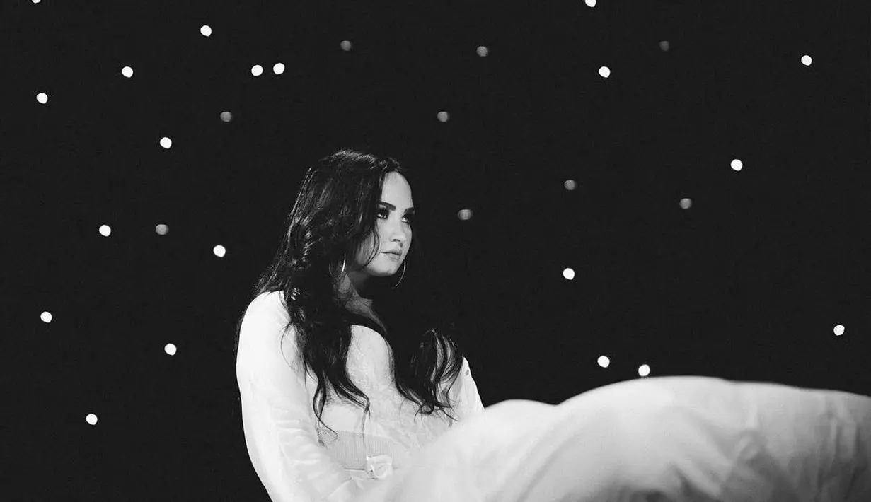 Demi Lovato sendiri kini dikabarkan sangat merasa bersalah dengan keputusannya. (instagram/ddlovato)