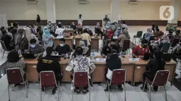 Tenaga pendidik berada di ruang observasi usai menerima vaksinasi di GOR Tanjung Priok, Jakarta Utara, Selasa (6/4/2021). Dinas Pendidikan DKI Jakarta menargetkan sebanyak 142.403 guru dan tenaga pendidik menerima vaksinasi Covid-19. (merdeka.com/Iqbal S. Nugroho)
