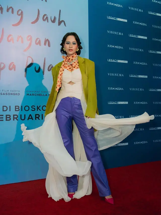 Padukan Dress dengan Blazer dan Scarf