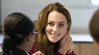 Kate Middleton, Duchess of Cambridge, berinteraksi dengan siswa selama kunjungan ke Nower Hill High School di Harrow, London utara (24/11/2021). Ia mengikuti pelajaran sains yang mempelajari ilmu saraf dan pentingnya perkembangan anak usia dini bersama para siswa. (AFP/Pool/Kirsty Wigglesworth)