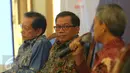 Direktur Utama BRI Asmawi Syam (tengah) menghadiri acara diskusi Indonesia CEO Talks di Jakarta, (17/5). Diskusi membahas peran industri Jasa Keuangan sebagai motor penggerak perekonomian bangsa di era MEA. (Liputan6.com/Angga Yuniar)