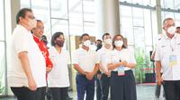 (Ki-ka) Menko Perekonomian Airlangga Hartarto, Presiden RI Joko Widodo, Menkeu Sri Mulyani Indrawati, Kepala Staf Kepresidenan Moeldoko, Direktur Eksekutif PMO Kartu Prakerja Denni Puspa Purbasari, Direktur Utama BNI Royke Tumilaar, dan Direktur Hubungan Kelembagaan Sis Apik Wijayanto tengah menyaksikan paparan kinerja BNI dalam program Pembayaran Insentif Kartu Prakerja di Sentul International Convention Center, Jumat (17/6/2022).