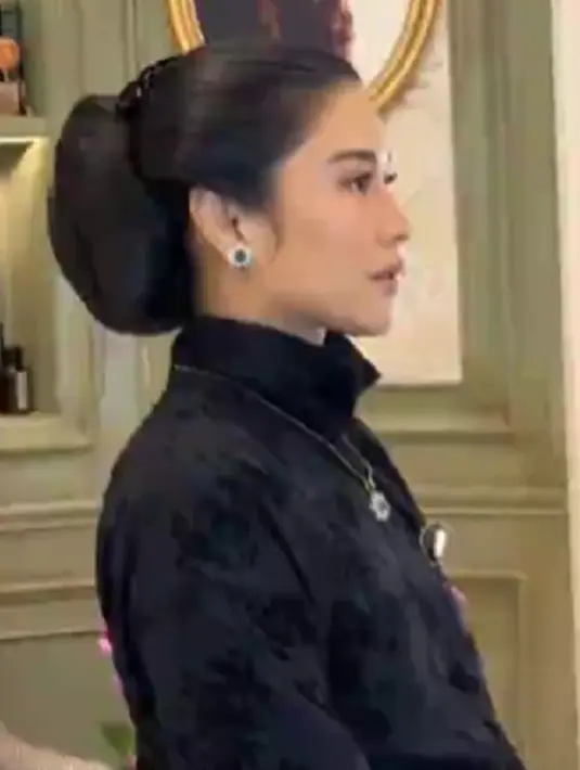 Pemilihan busana Dian Sastro ini sukses memancarkan aura darah birunya dengan sempurna. Rambutnya yang disanggul dengan gaya tradisional, makeup sederhana namun memesona, padu padan kain batik sebagai bawahan, dan selop hitam khas Jawa, menyempurnakan penampilan Dian Sastro secara keseluruhan sebagai pendamping Adinia Wirasti di acara ini. Foto: Instagram.