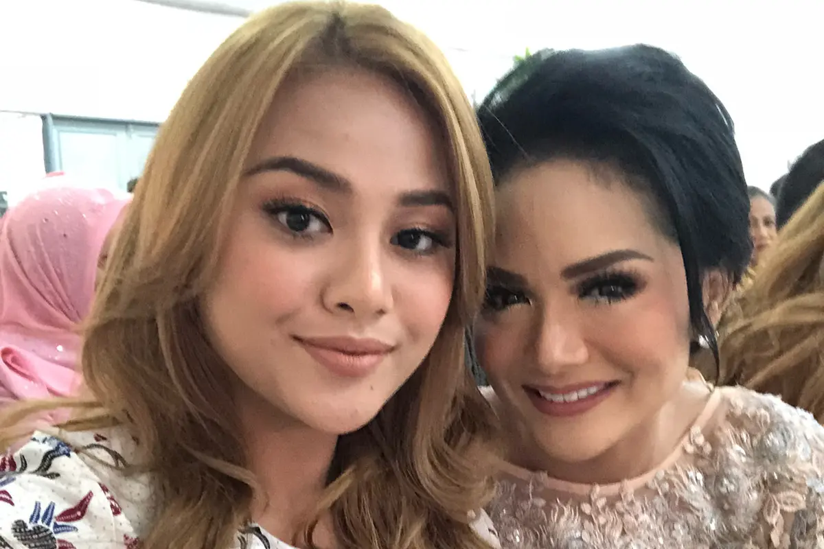 [Bintang] Krisdayanti dan Aurel Hermansyah
