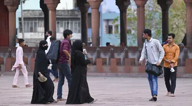 Umat Muslim berkumpul di masjid Jama Masjid sebelum berbuka puasa pada hari pertama bulan suci Ramadhan, di New Delhi (14/4/2021). Masjid Jama atau Masjid-i Jahān-Numā merupakan masjid utama yang berada di kawasan Delhi Tua di India. (AFP/Prakash Singh)