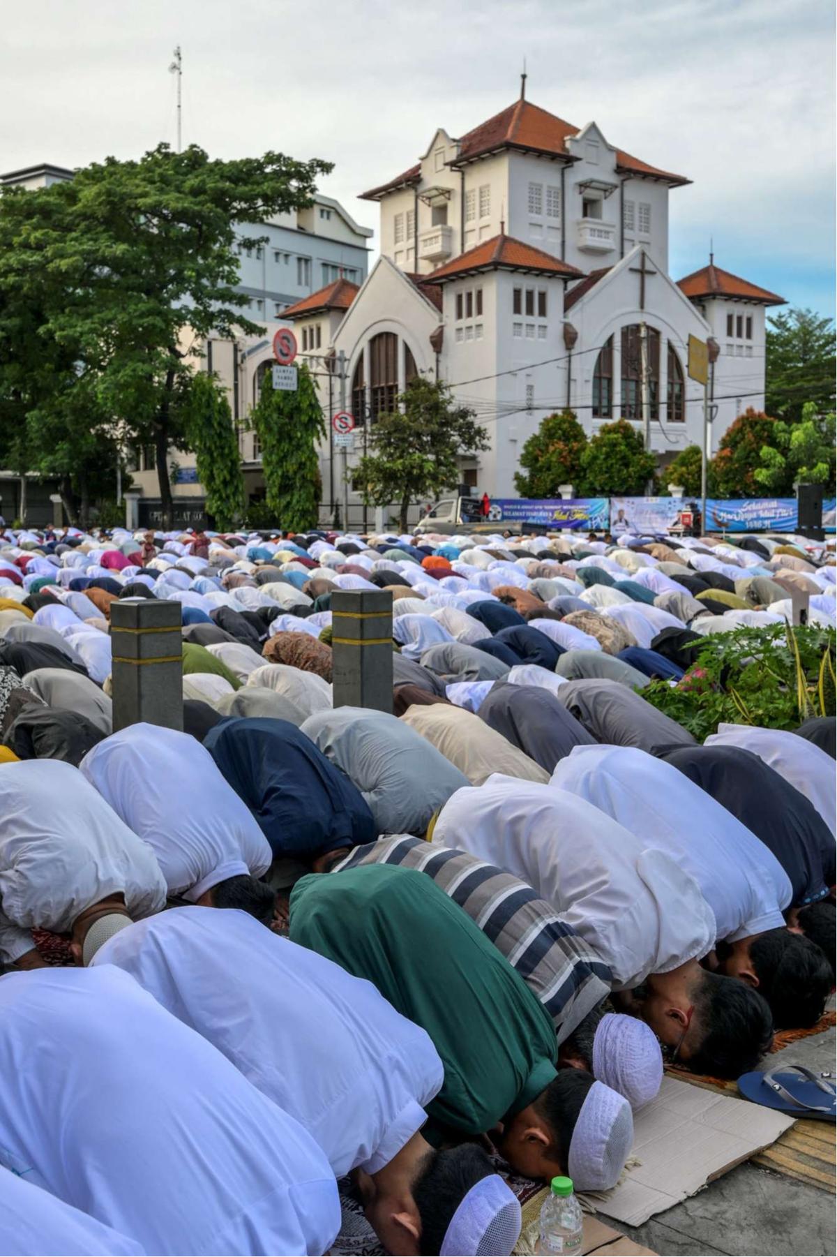 Ribuan jemaah gelar salat Idulfitri di jalanan depan gereja Jatinegara