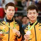 Ganda putra Malaysia, Goh V Shem/Tan Wee Kiong, memamerkan medali perak di podium setelah laga final Olimpiade 2016 di Riocentro, Rio de Janeiro, Brasil, 19 Agustus 2016. (EPA  /Esteban Biba)