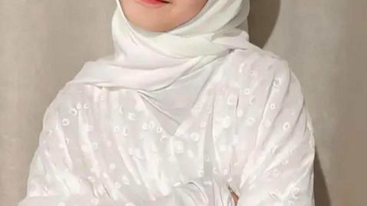 2. Outfit Serba Putih yang Menambah Kesan Elegan