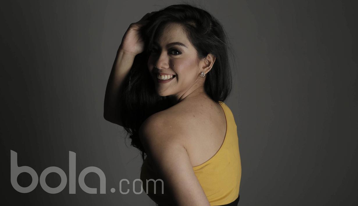 Presenter Olahraga, Putri Viola, berpose saat melakukan sesi pemotretan di studio Bola.com, Jakarta, Sabtu, (01/04/2017) (Bola.com/M Iqbal Ichsan)