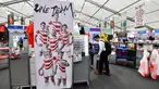 Seorang pria mencari aksesoris rugby di Rugby World Cup 2019 Megastore di distrik Shinjuku yang ramai di Tokyo (8/10/2019). Rugby World Cup diselenggarakan dari 20 September hingga 2 November 2019. (AFP Photo/Kazuhiro Nogi)