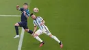 Bek Argentina, Nicolas Tagliafico berduel memperebutkan bola dengan bek Kroasia, Josip Juranovic selama pertandingan semifinal Piala Dunia 2022 di Stadion Lusail di Lusail, Qatar, Rabu (14/12/2022). Argentina berhasil lolos ke final setelah menang telak atas Kroasia dengan skor 3-0. (AP Photo/Pavel Golovkin)