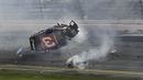 Mobilnya hancur berkeping-keping. Beruntung Austin Dillon selamat. (AP Photo)