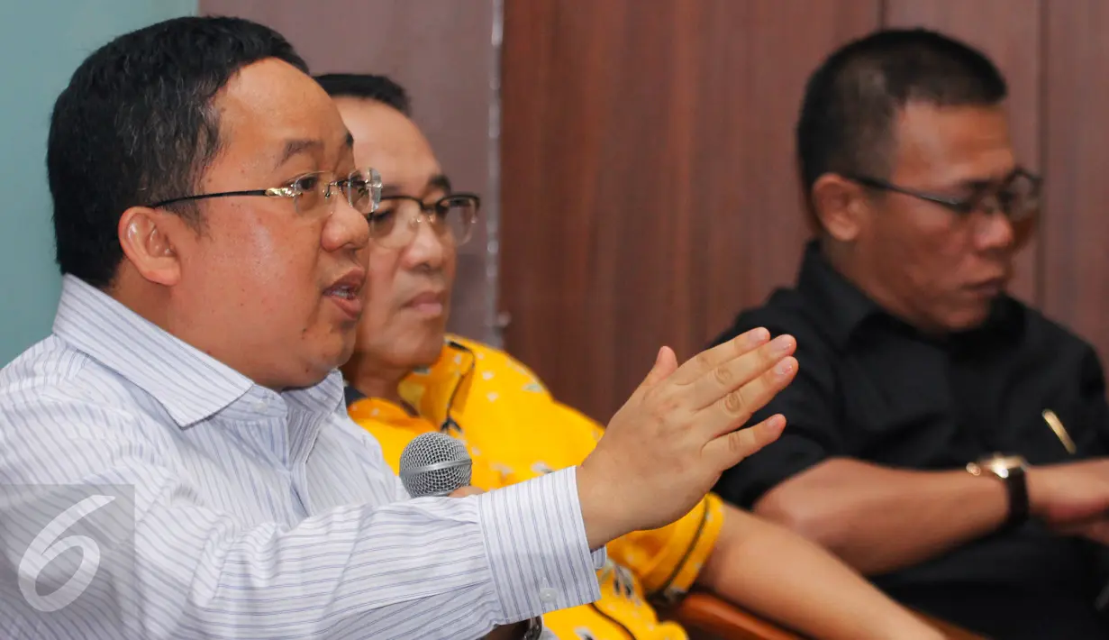 Anggota BKSAP, Syaifullah Tamliha (kiri) memberikan pemaparan saat  diskusi "Ketua DPR Pangkas Masa Reses dan Anggaran Kunjungan Kerja, Bisakah Target Legislasi tercapai?, Jakarta, Jumat (29/1/2016). (Liputan6.com/Johan Tallo)
