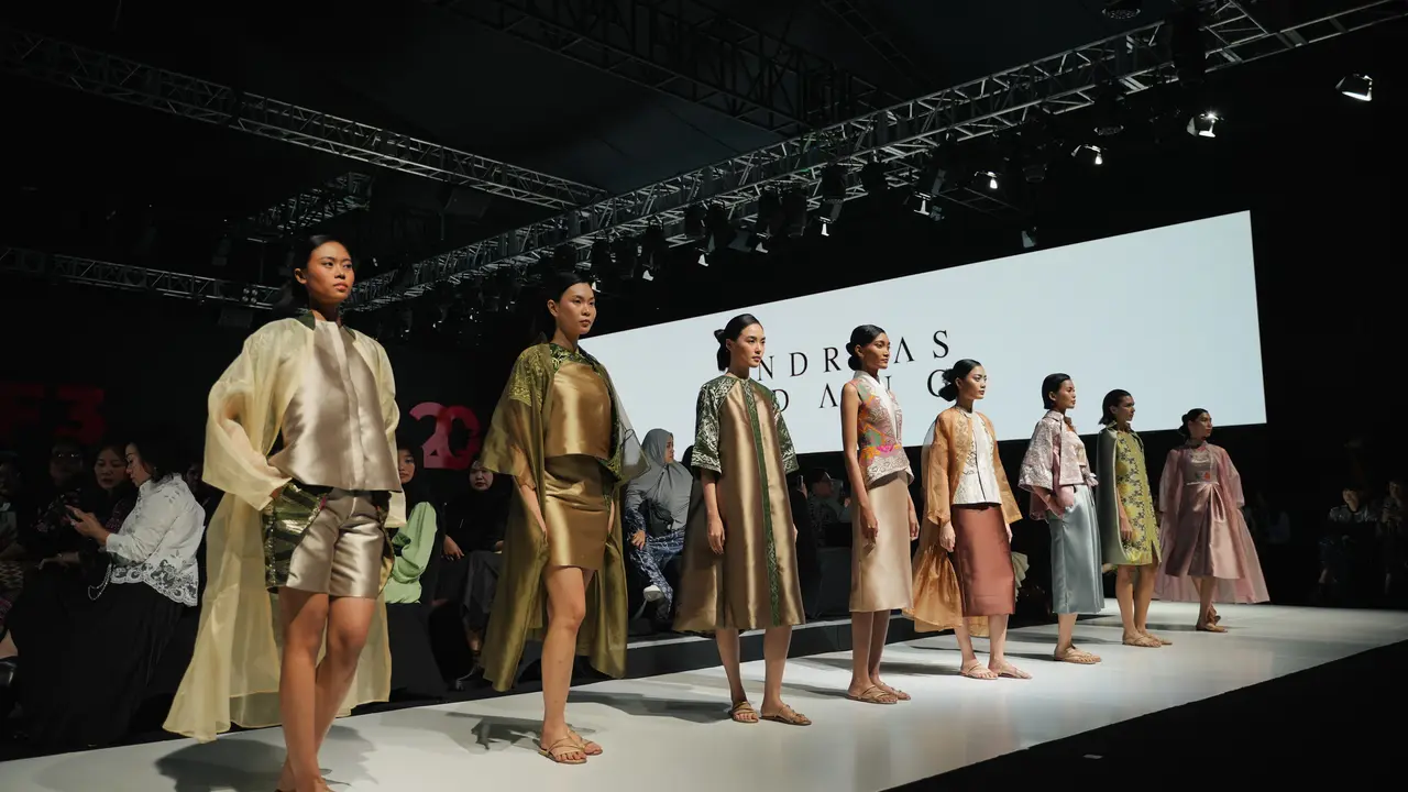 Desainer mode Andreas Odang, Eridani, Hian Tjen, Sherlyta Puspa Lestari serta Zico Halim dan Margaretha Novianty dari label Tangan Privé di JF3 2024