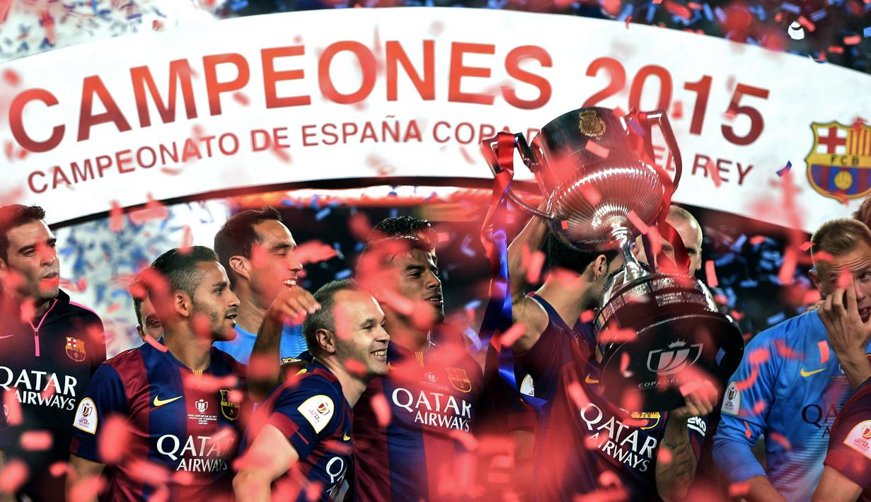 Pemain Barcelona merayakan gelar Copa del Rey (King's Cup) setelah mengalahkan Athletic Club Bilbao3-1 di Stadion Camp Nou, Barcelona ( 30/5/2015). (AFP Photo/Lluis Gene) 