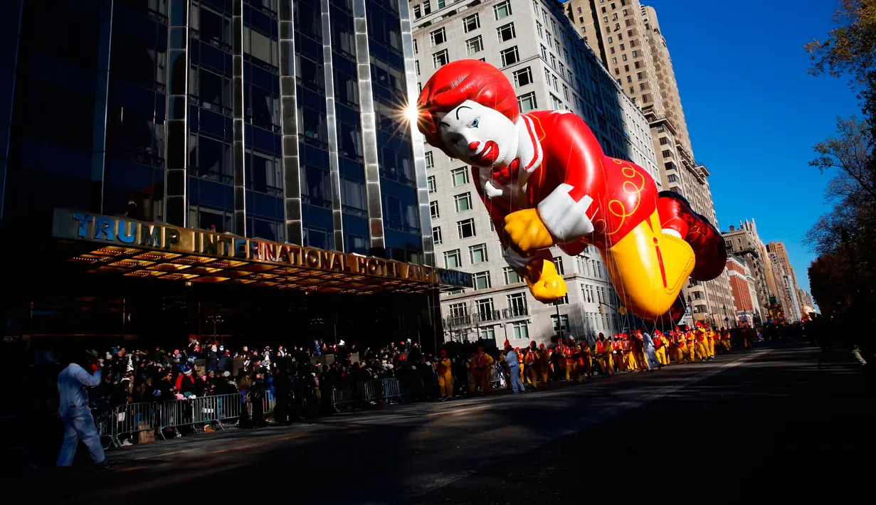 Balon Ronald McDonald melewati jendela sebuah gedung kawasan Central Park West selama Parade Macy's Thanksgiving Day di New York, Kamis (22/11). Membelah jalanan kota, Parade Macy's selalu ditunggu setiap tahunnya. (AP/Eduardo Munoz Alvarez)