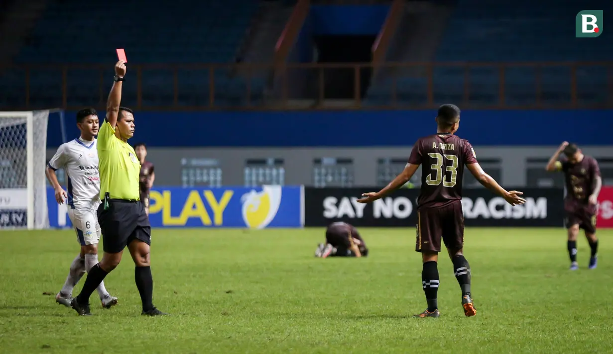 Puncaknya di menit ke-84, Andre Oriza, melakukan pelanggaran keras saat mencoba menghentikan serangan balik Laskar Mataram melalui Nanda Nurrandi. Wasit tanpa ampun kemudian mengusir Andre keluar lapangan. (Bola.com/Bagaskara Lazuardi)